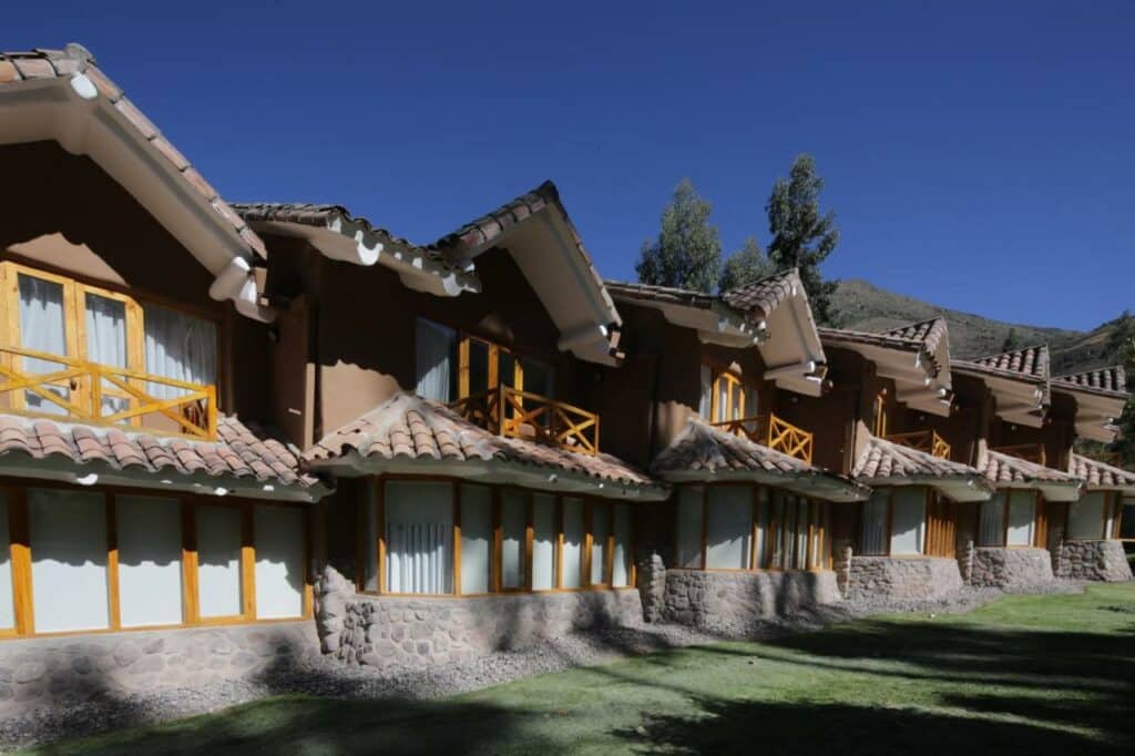 fachada dos chalés da Casa Andina Premium Valle Sagrado Hotel & Villas uma dica de onde ficar em Machu Picchu