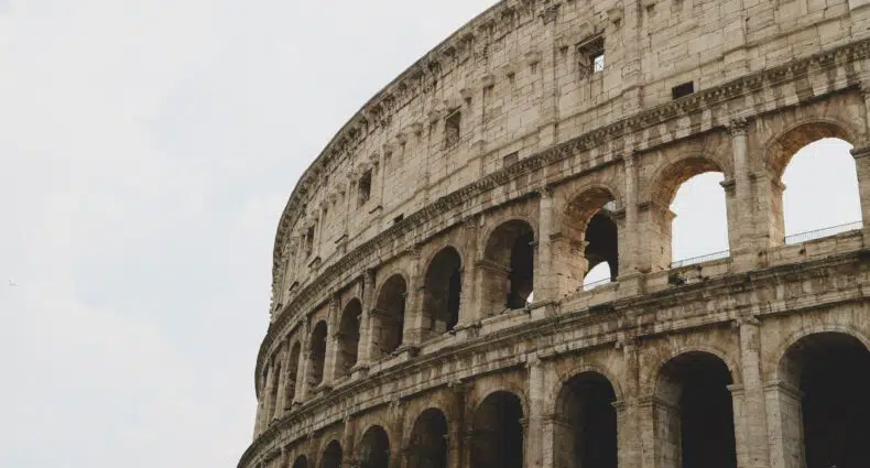 parte do coliseu que pode ser visitado com um seguro viagem roma