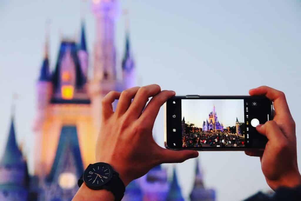 Pessoa tirando foto de um castelo da Disney, em Orlando.