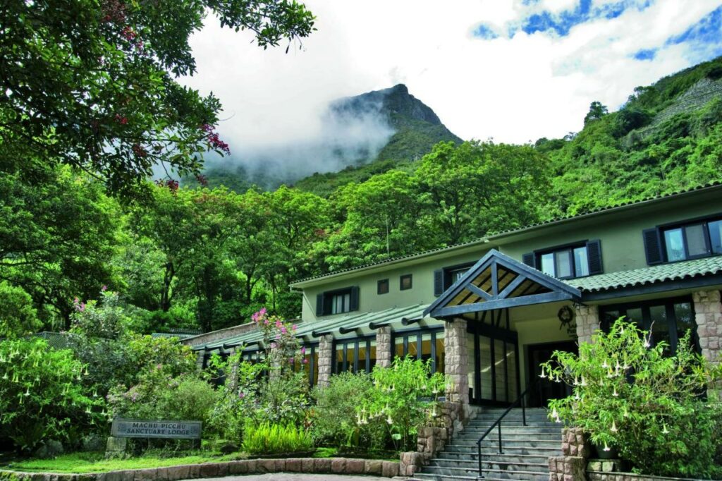 fachada em meio à natureza do Sanctuary Lodge, A Belmond Hotel, Machu Picchu