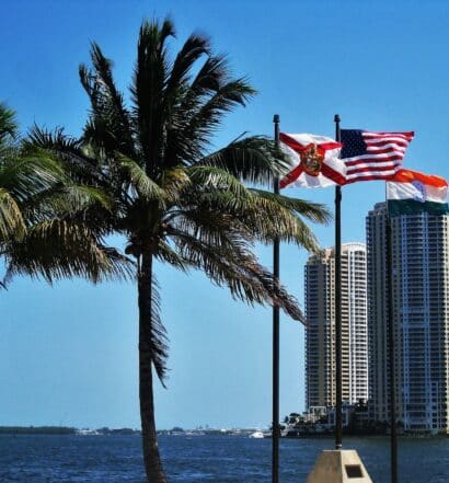 Bandeiras de Miami, EUA e Flórida.