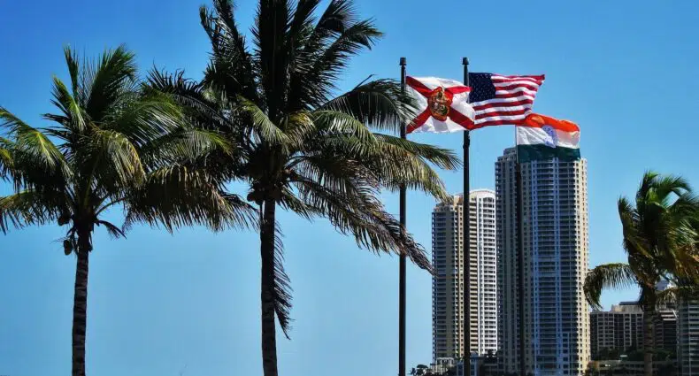 Bandeiras de Miami, EUA e Flórida.