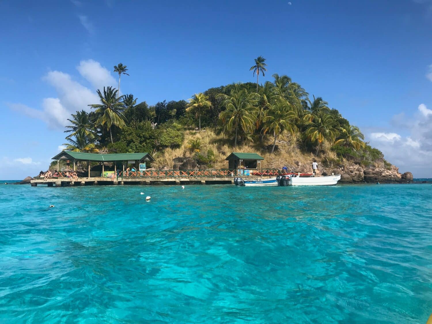 Uma pequena ilha Cayo Cangrejo em San Andres na Colômbia cercado por um mar muito azul claro