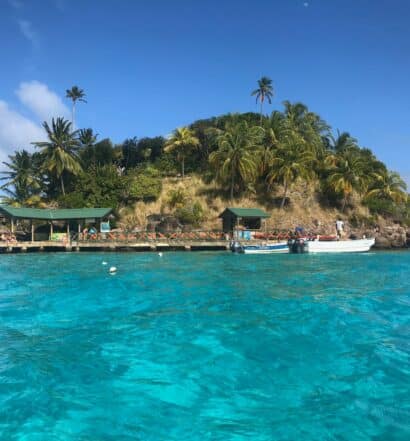 Uma pequena ilha Cayo Cangrejo em San Andres na Colômbia cercado por um mar muito azul claro