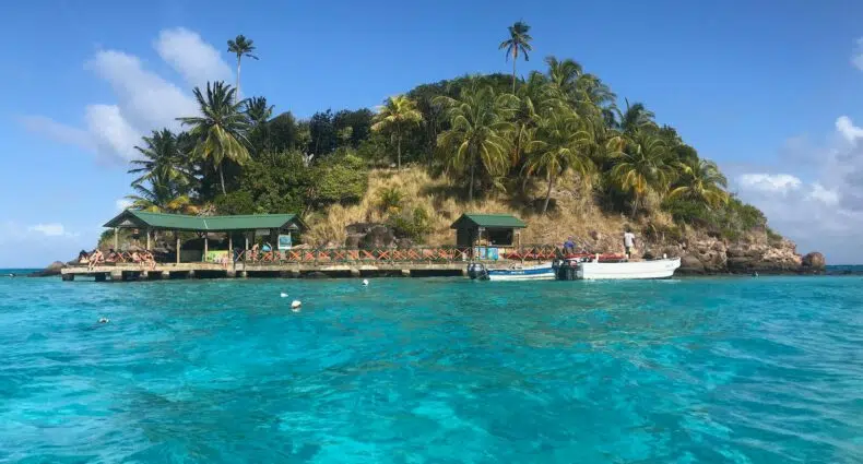 Uma pequena ilha Cayo Cangrejo em San Andres na Colômbia cercado por um mar muito azul claro