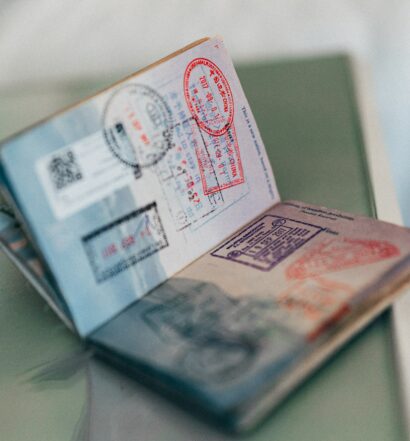 passaporte aberto em cima da mesa - foto tirada por Henry Thong no Unsplash
