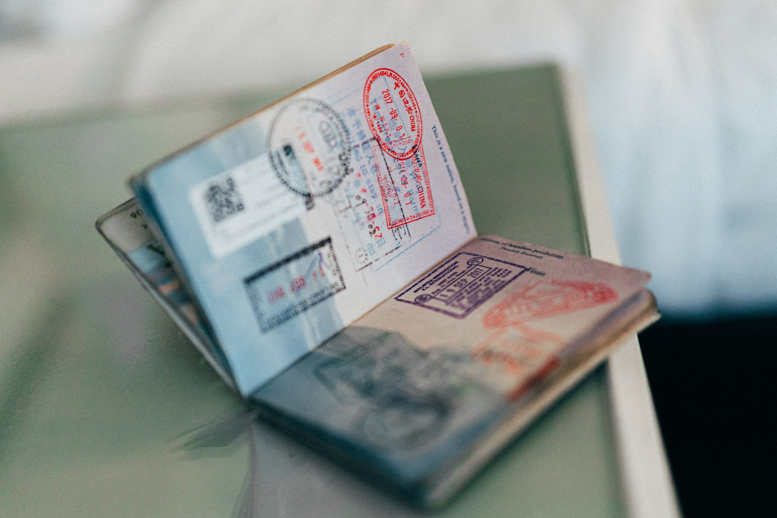 passaporte aberto em cima da mesa - foto tirada por Henry Thong no Unsplash