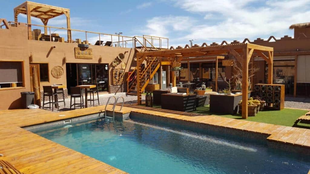 piscina do Hoteles Pueblo de Tierra que pode ser visitado com um seguro viagem atacama