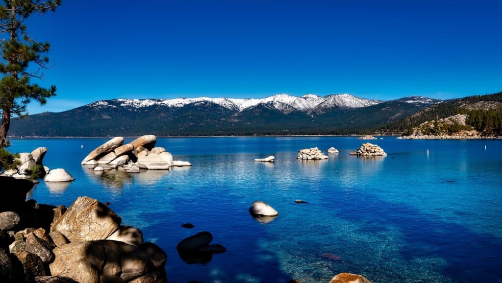 lago tahoe que pode ser visitado com tranquilidade com o seguro viagem califórnia