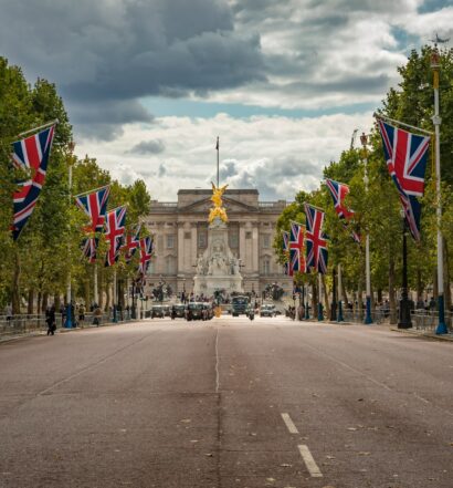 Bandeiras em rua de Londres.
