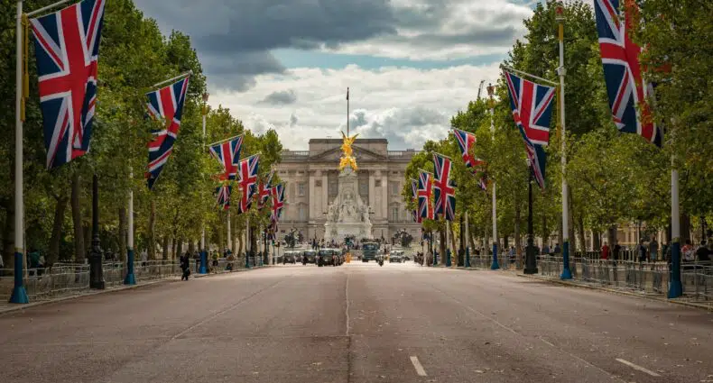 Bandeiras em rua de Londres.