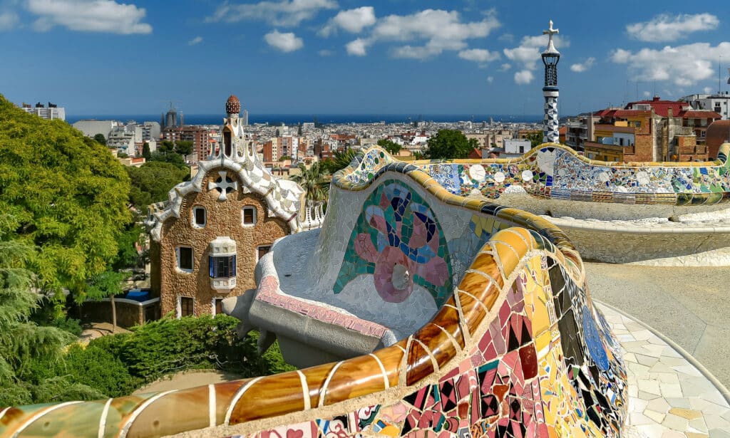vista do park guell em barcelona que pode ser visitado com o seguro viagem espanha