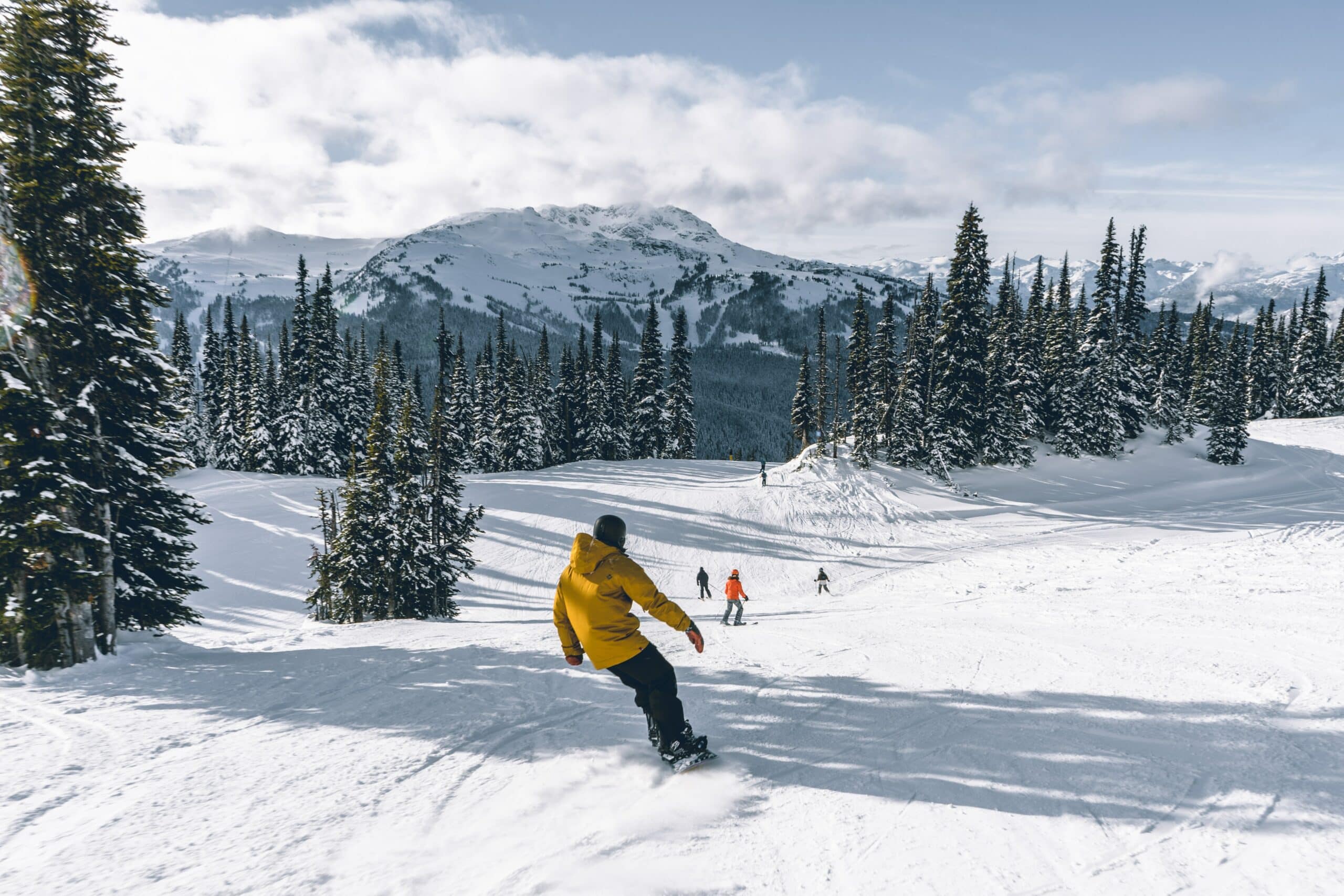 Pessoa esquiando em Whistler, na Colúmbia Britânica (Canadá).