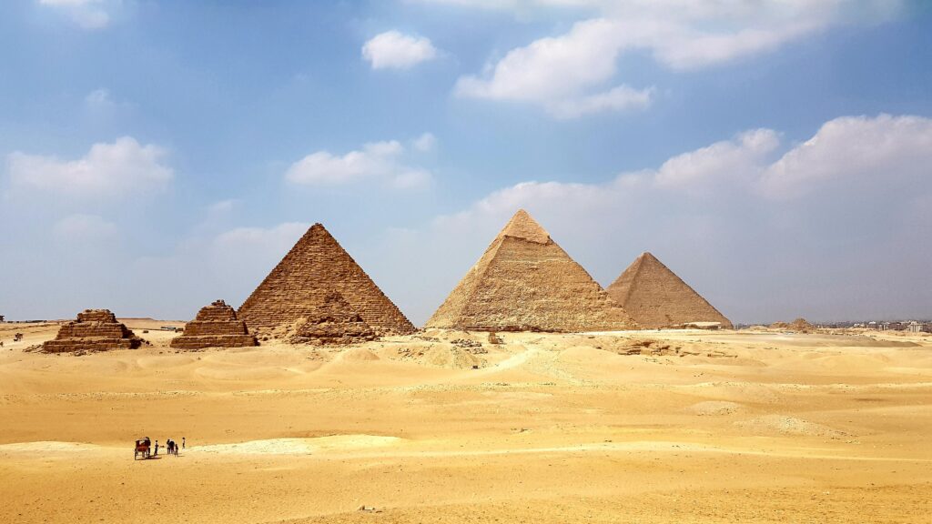 as três famosas pirâmides de gizé com algumas menores, em escadas, que pode ser visitada com seguro viagem egito