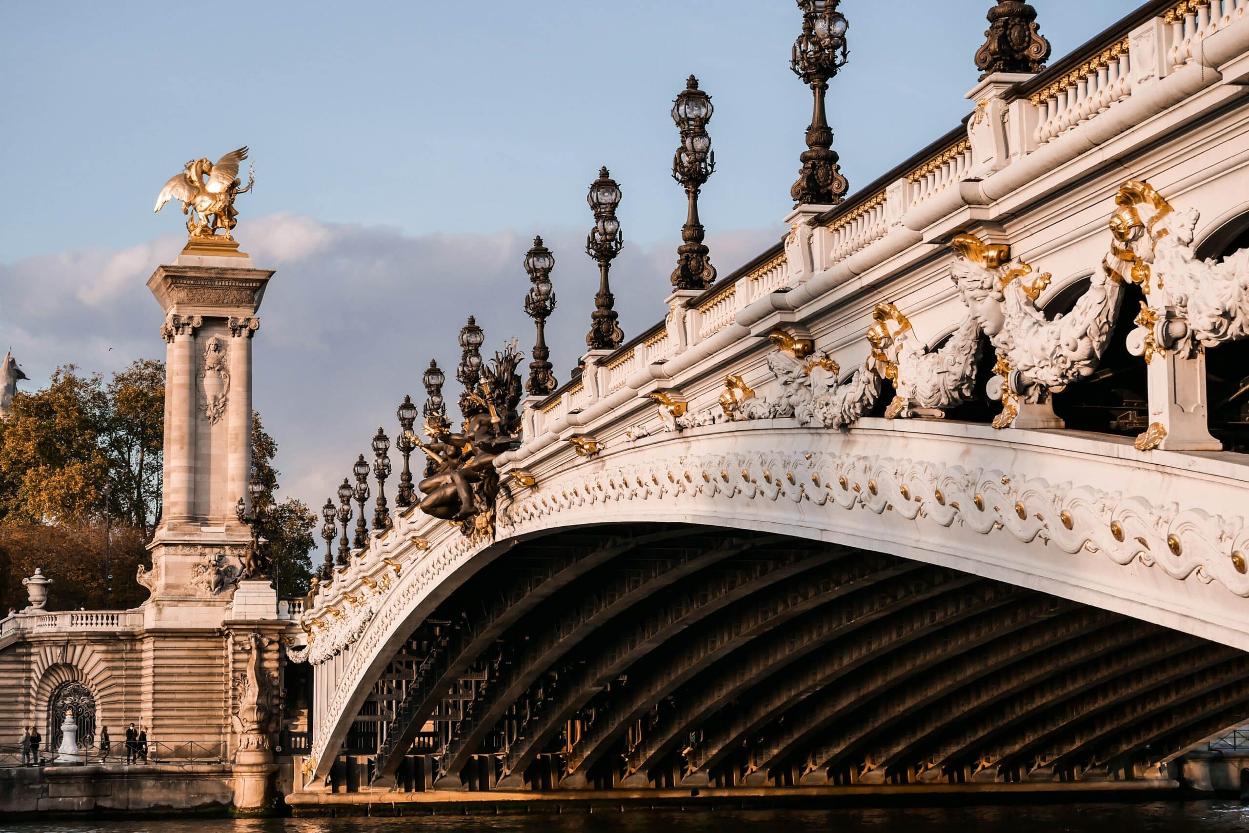 Foto da Ponte Alexandre III, um dos monumentos da capital francesa, ilustrando o post de seguro viagem Paris
