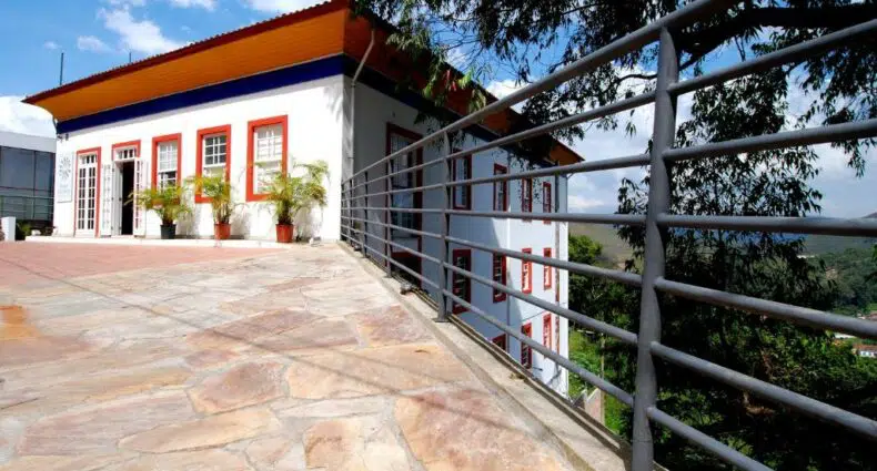 fachada da pousada dos ofícios num casarão histórico em Minas Gerais