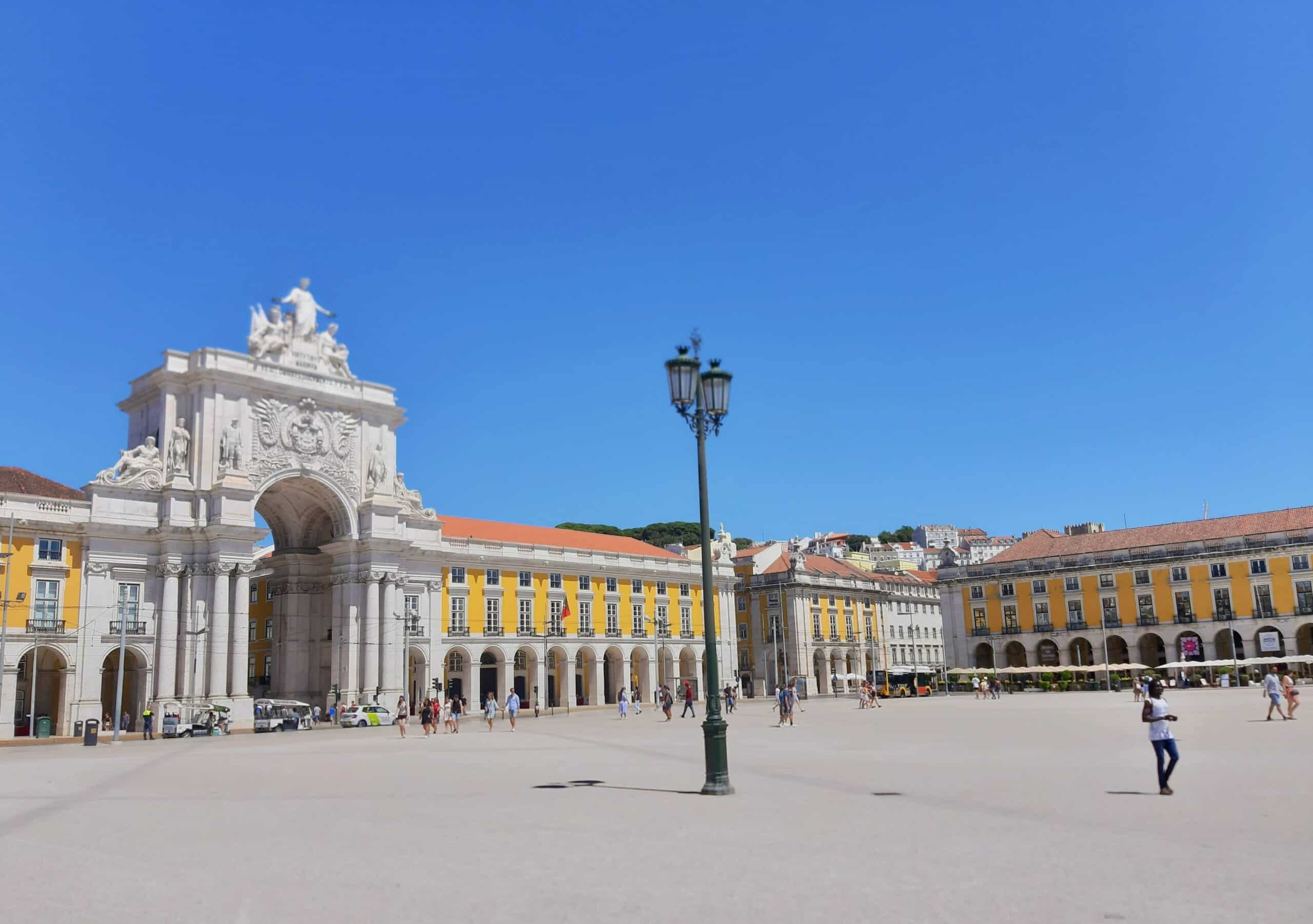 Praça do Comércio ilustrando post de seguro viagem Lisboa