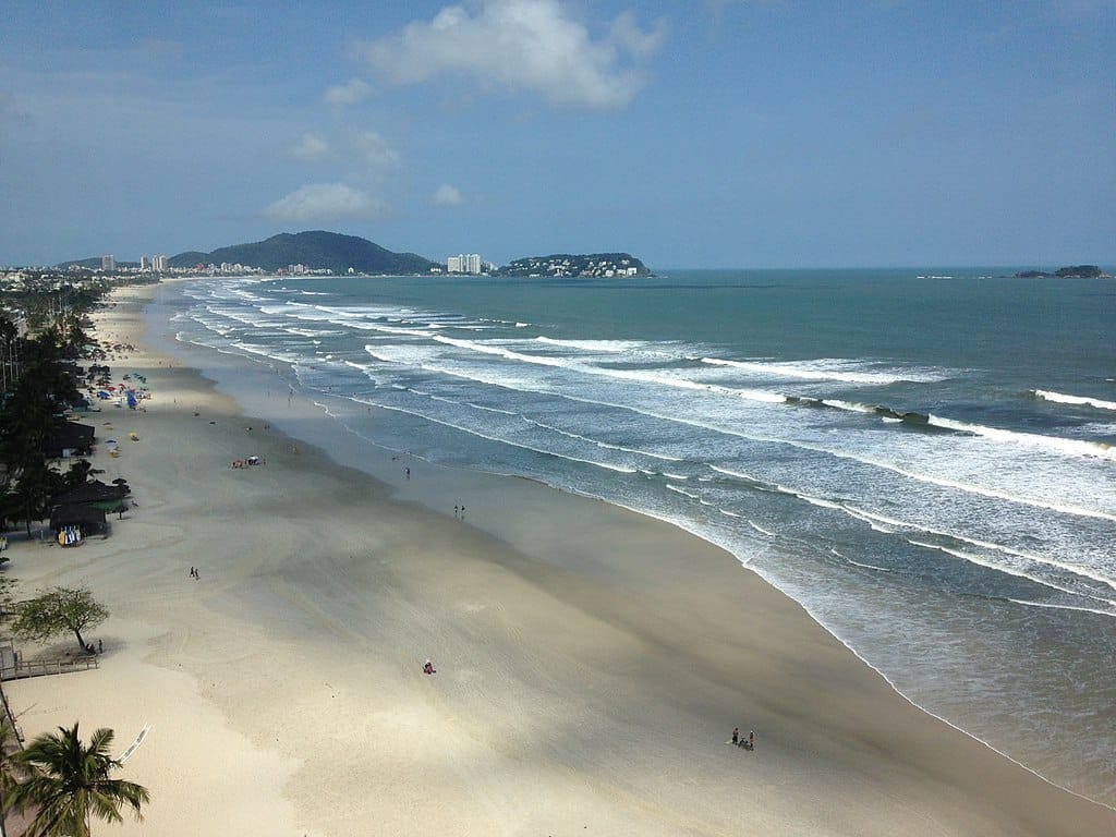 Foto aérea da praia da Enseada no Guarujá