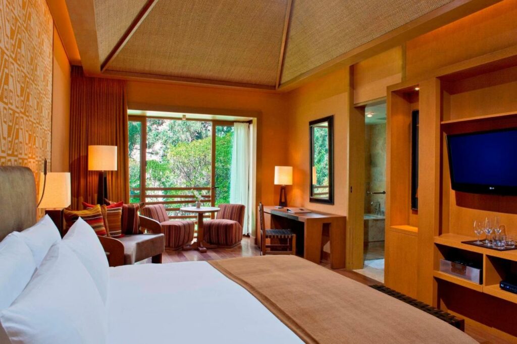 quarto com varanda do Tambo del Inka, a Luxury Collection Resort & Spa no Vale Sagrado