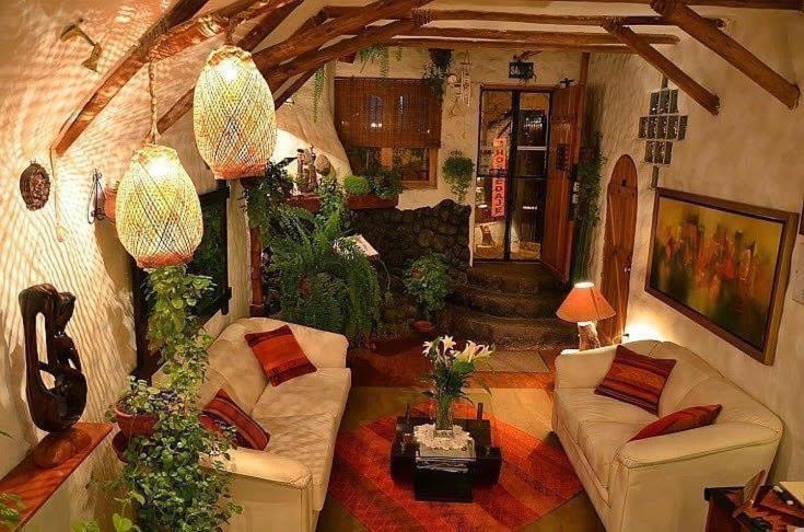 sala de estar e recepção do Hostal Madre Tierra dica de onde ficar em Machu Picchu