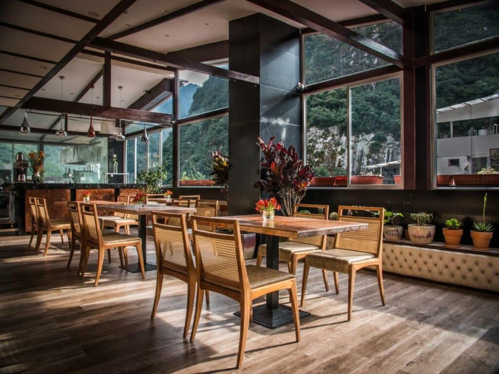 sala de alimentação com vista das montanhas no Jaya Suite Machupicchu uma dica de onde ficar em Machu Picchu