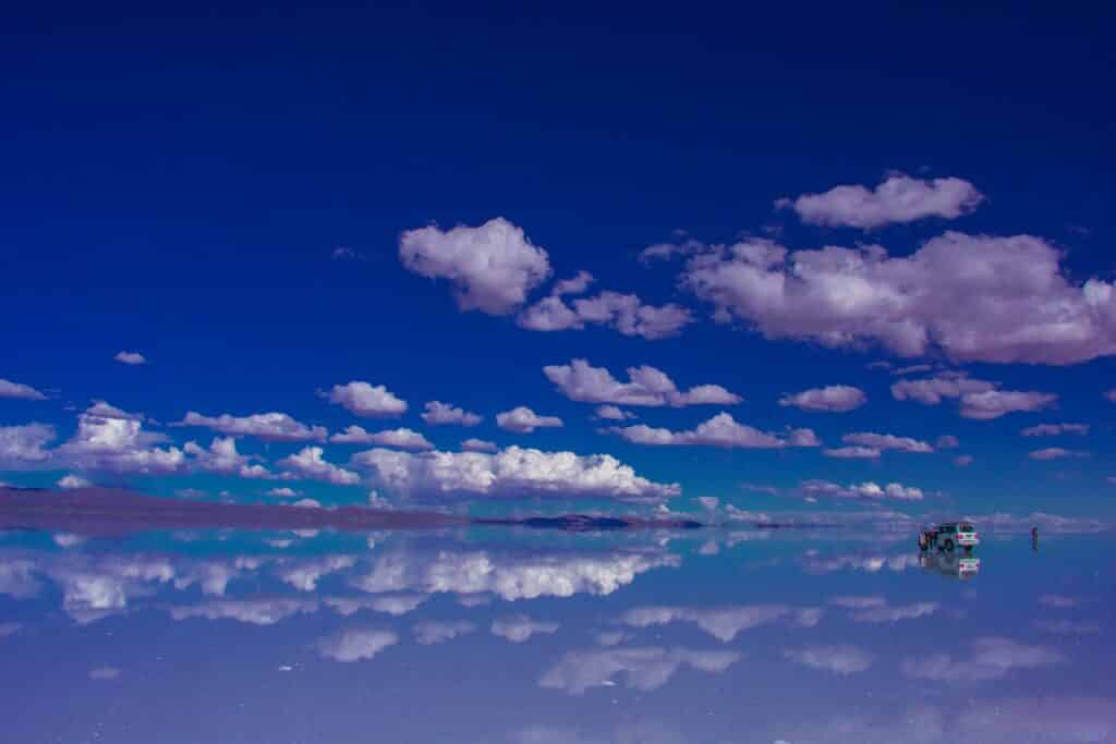vista do céu refletido no salar de uyuni que pode ser visitado com o seguro viagem bolívia