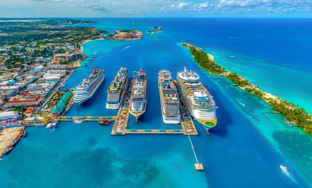 Navios nas Bahamas, região do Caribe.