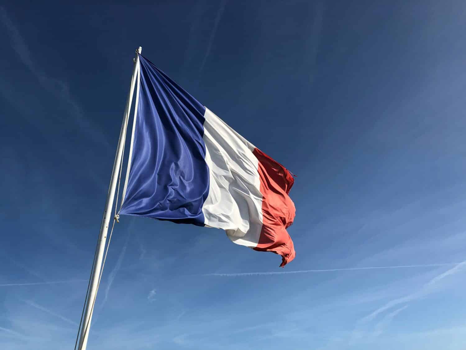 Foto da bandeira da França, ilustrando o post de seguro viagem França