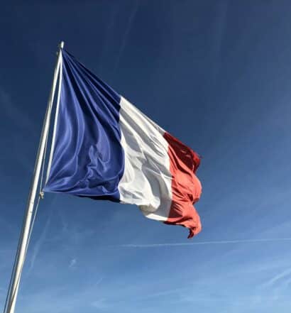 Foto da bandeira da França, ilustrando o post de seguro viagem França