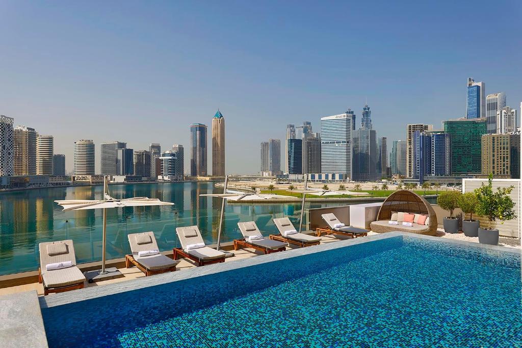 Piscina e área externa do The St Regis Downtown, hotel em Dubai.