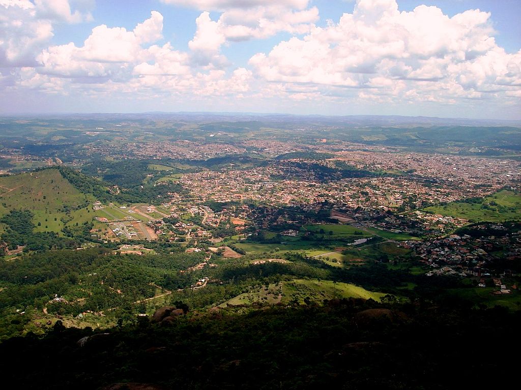 Cidade de Atibaia vista a partir do monumento da Pedra Grande de Atibaia