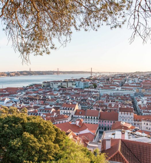 Vista de Lisboa antes do pôr do sol, ilustrando post de seguro viagem Lisboa