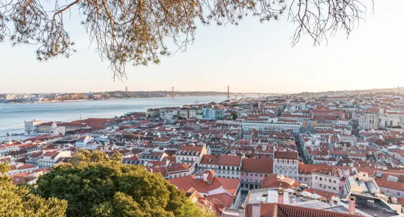 Vista de Lisboa antes do pôr do sol, ilustrando post de seguro viagem Lisboa