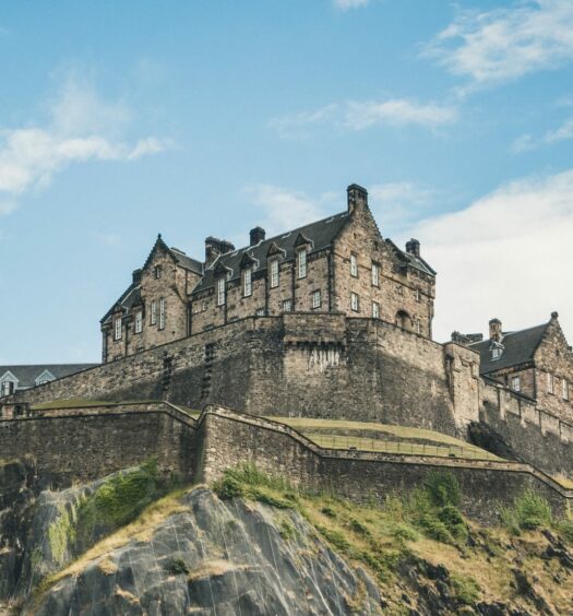vista do Castelo de Edimburgo que pode ser visitado com o seguro viagem Escócia
