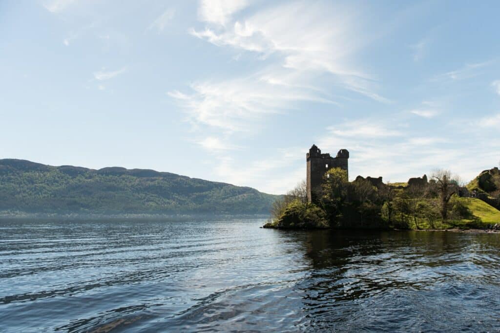 vista do castelo às margens do lago ness que pode ser visitado com o seguro viagem Escócia