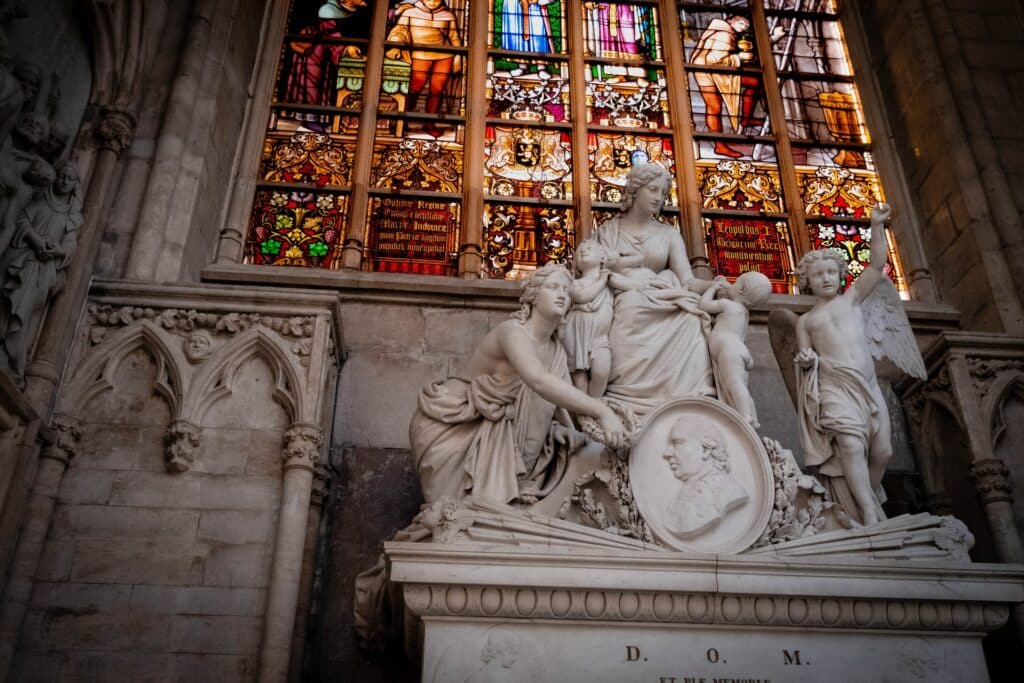 vista de dentro da catedral  de são michel e da santa gudula com escultura e mosaico que pode ser visitado com o seguro viagem bélgica