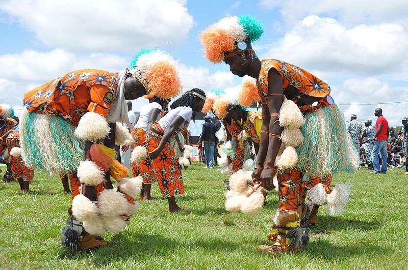 Pessoas fazendo celebração angolana.