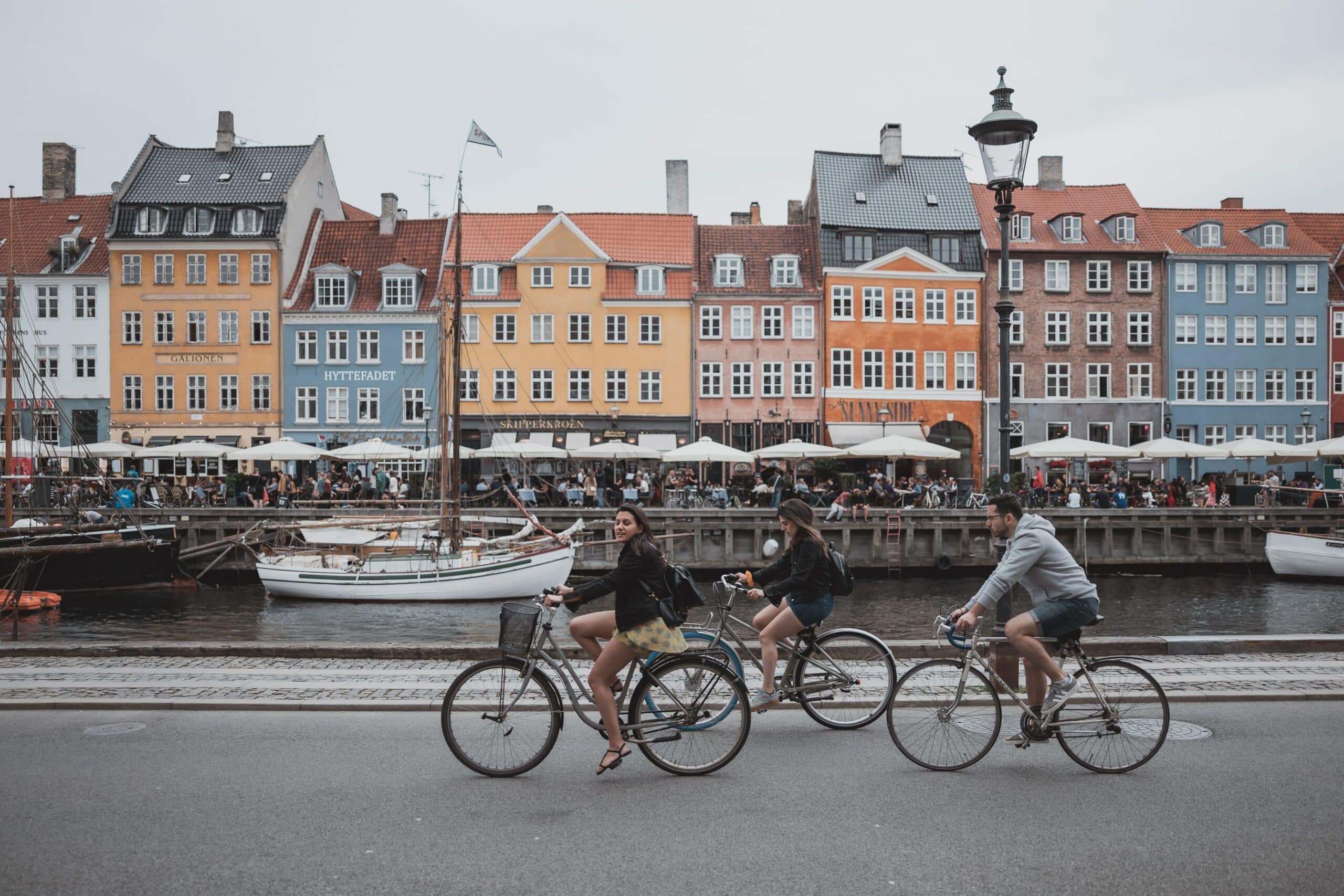 Passeio de bicicleta pelo canal de Nyhavn em Copenhagen