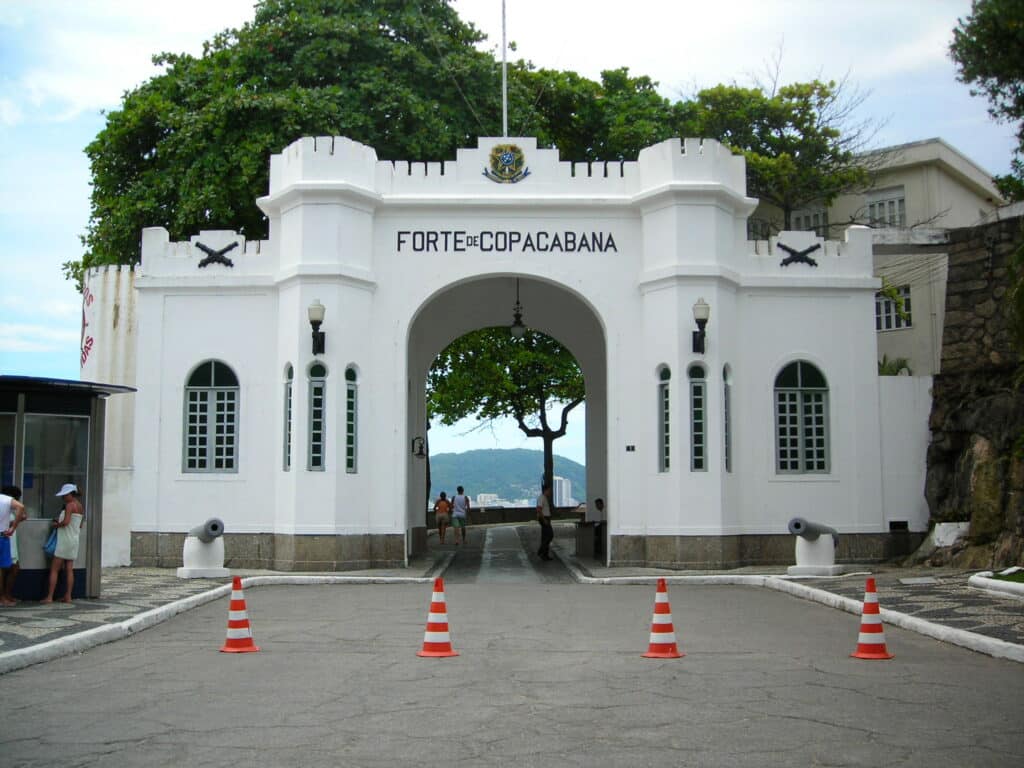 vista da fachada do forte de copacabana no rio de janeiro