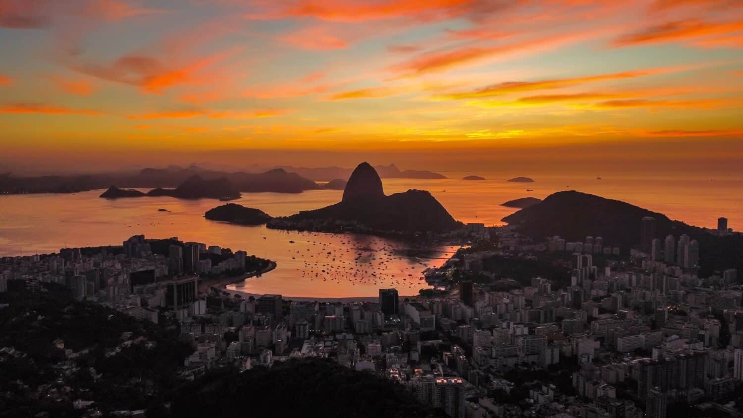 Baía de Guanabara ao pôr do sol no Rio de Janeiro - Foto: Gugelmim via Pixabay