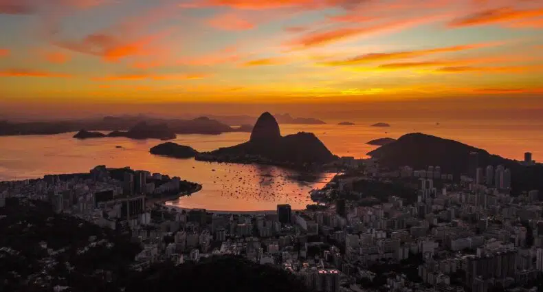 Baía de Guanabara ao pôr do sol no Rio de Janeiro - Foto: Gugelmim via Pixabay
