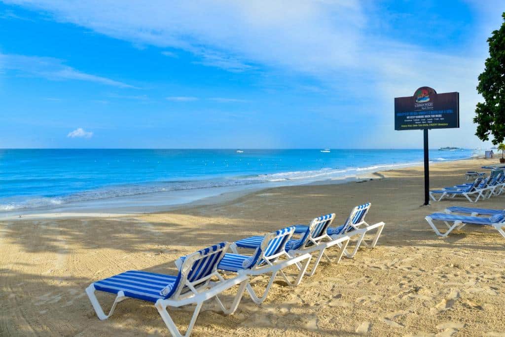 praia próxima ao coco la palm na jamaica