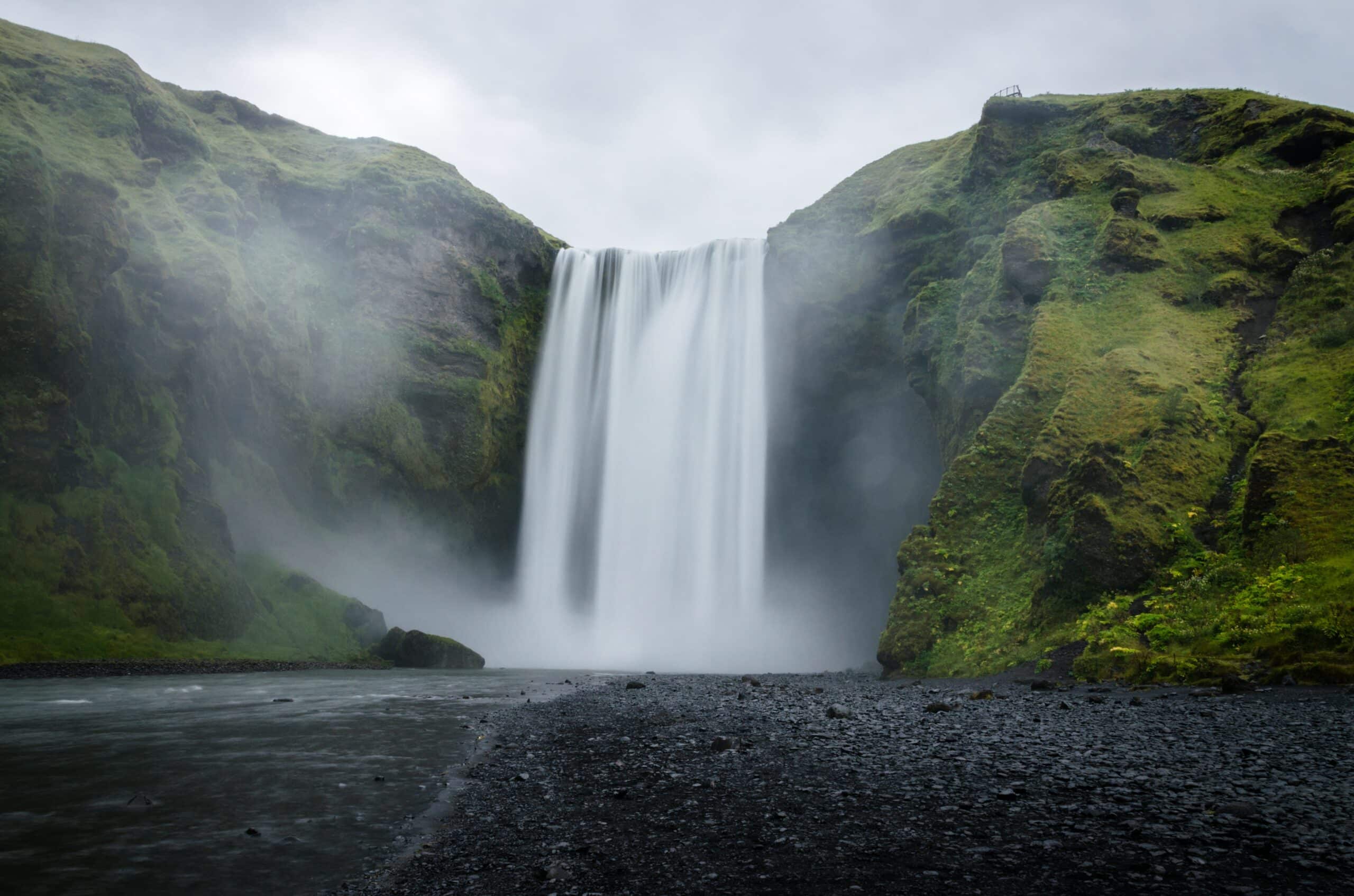 Skógaffos, queda d' água de mais de sessenta metros de altura na Islândia.