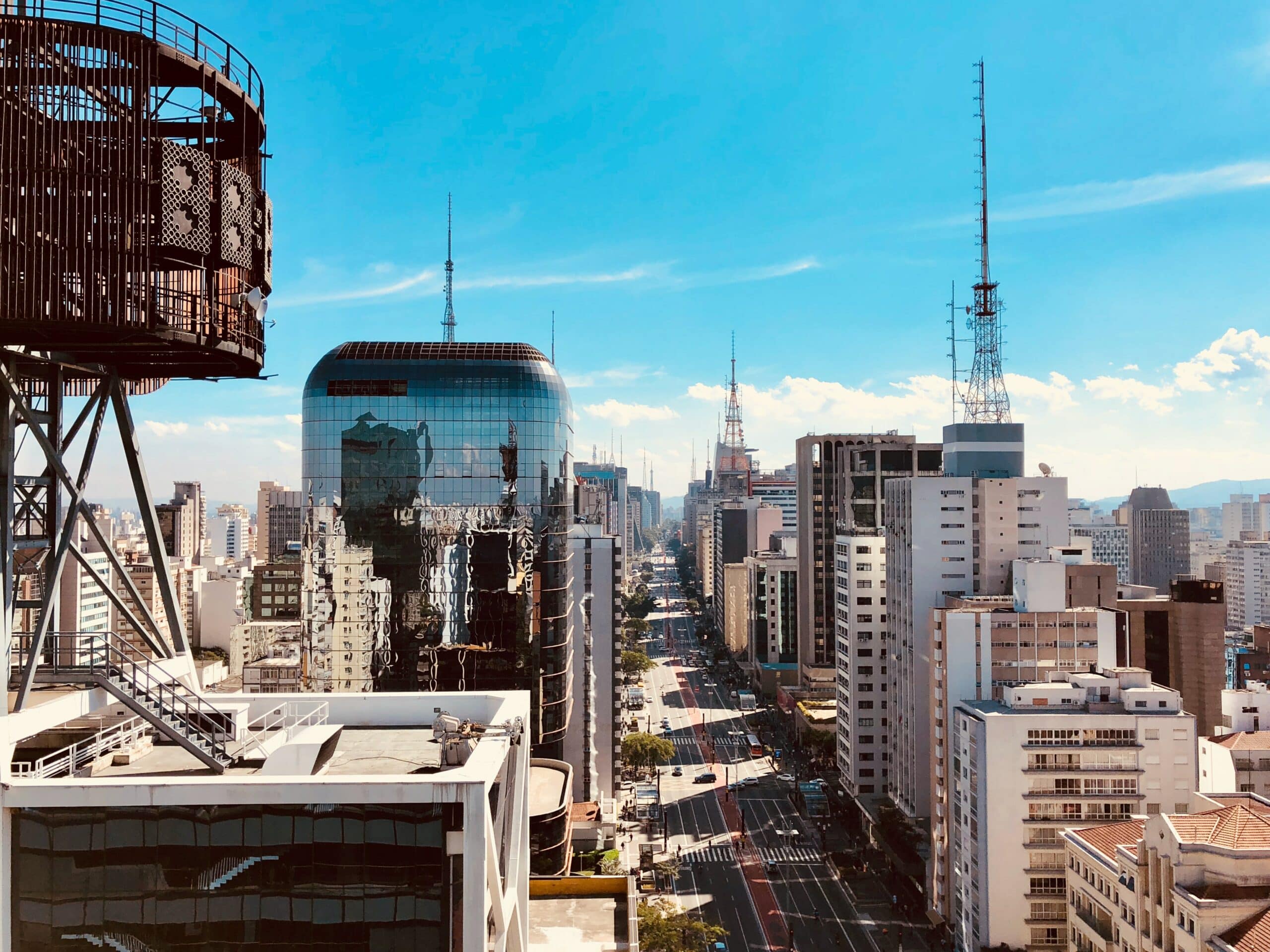 Vista da Avenida Paulista, em São Paulo, com inúmeros prédios e ruas com pouco trânsito