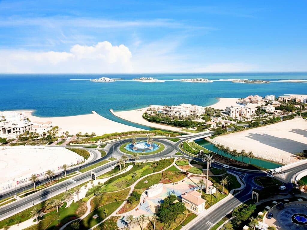 vista do arquipélago artificial the pearl que pode ser visitado com o seguro viagem qatar