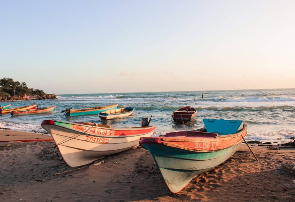 barcos na treasure beach que pode ser visitada com o seguro viagem jamaica