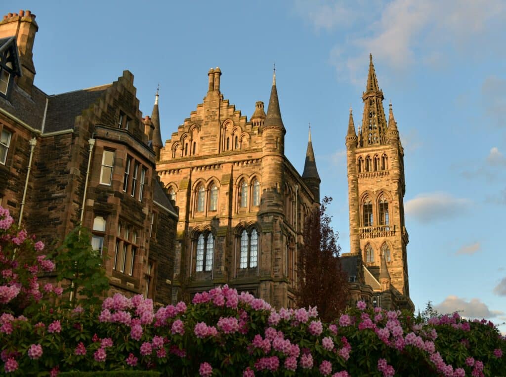 vista da fachada da universidade de glasgow na Escócia