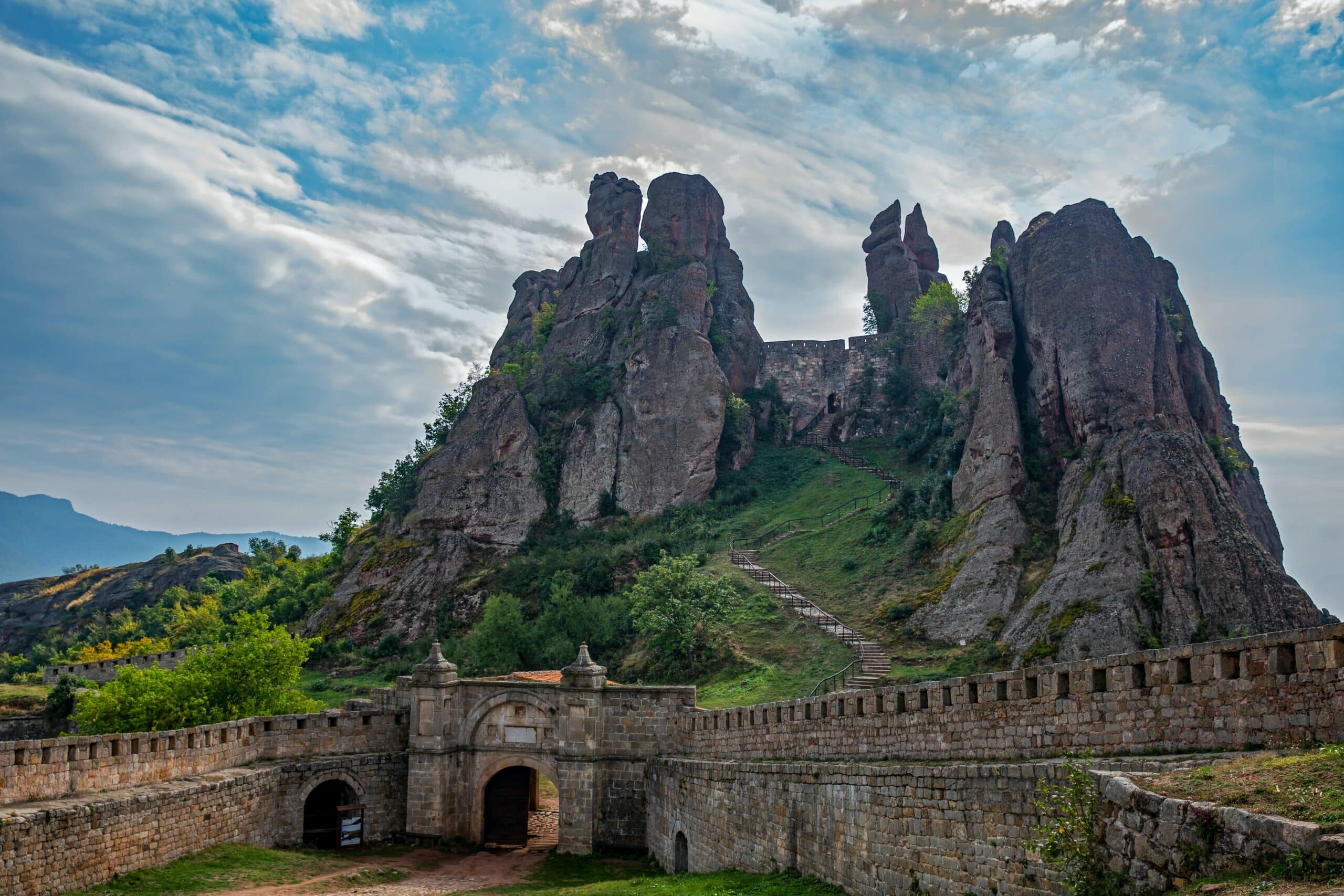 Rochas de Belogradchik e sua fortaleza na Bulgária, em um claro dia de sol.