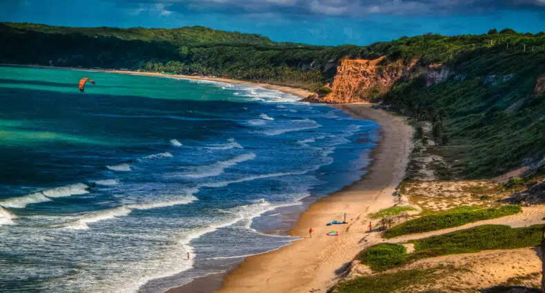 Vista de uma praia em Pipa pelo Morro do Chapadão