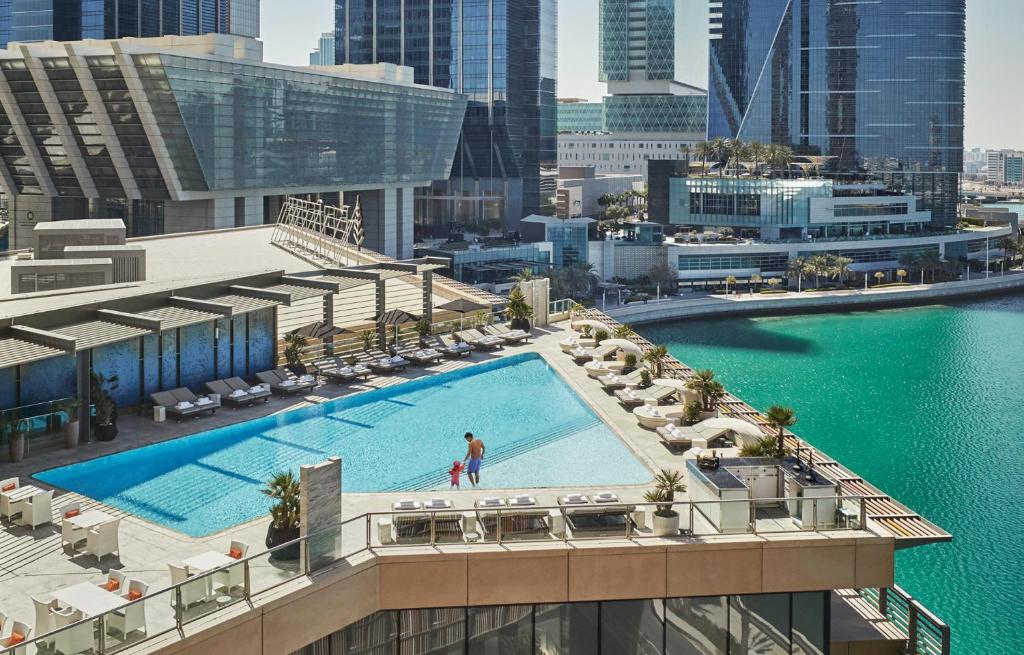 área de piscina no Four Seasons Hotel Abu Dhabi at Al Maryah Island com vista para a cidade